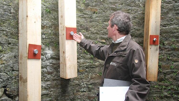 Fritz Maier ist froh, dass die Ruine jetzt fixiert ist.