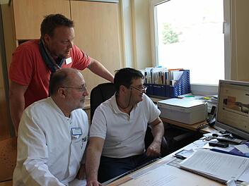 Peter Wolf und Jan Wolf gehören zum Team des Hospiz-Palliativzentrums Bamberg. Mit im Bild: der Leitende Arzt des Zentrums, Jörg Cuno (Mitte). Foto: Veronika Schadeck