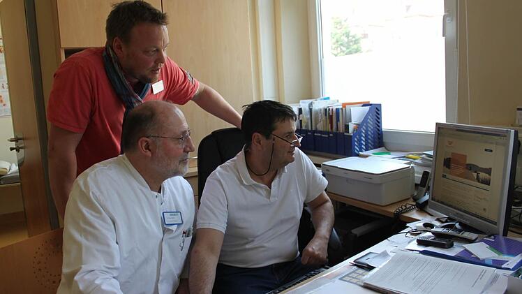 Peter Wolf und Jan Wolf gehören zum Team des Hospiz-Palliativzentrums Bamberg. Mit im Bild: der Leitende Arzt des Zentrums, Jörg Cuno (Mitte). Foto: Veronika Schadeck