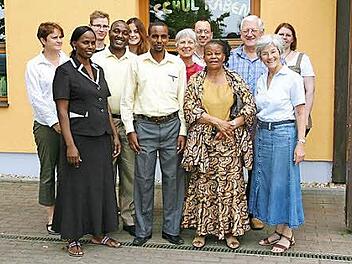 Vertreter der Christuskirche begrüßten ihre Gäste aus Tansania. Auf die Besucher wartet ein umfangreiches Programm. Foto: privat