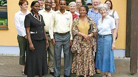 Vertreter der Christuskirche begrüßten ihre Gäste aus Tansania. Auf die Besucher wartet ein umfangreiches Programm. Foto: privat