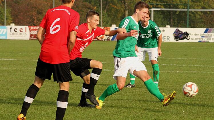 Auch hier setzt sich der Sander Sebastian Götz (rechts) gegen die Gästespieler Ilian Ivanov und Patrick Gnebner (von links) durch. Foto: Günther Geiling