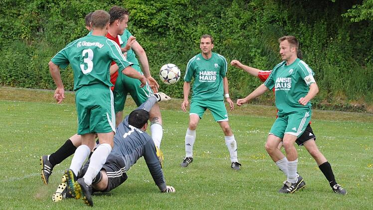 Hand am Ball und Titel in der Hand: Die Rettungstat des Untererthaler Keepers Daniel Hammer sollte sich lohnen. Mit dem 3:2-Erfolg in Gräfendorf feierte die Viktoria den Titel in der A-Klasse 1. Foto: Hopf