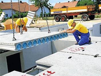 Massive multifunktionale Systemfertigdecken, die dennoch leichter sind als übliche Ortbetondecken oder Filigrandecken, liegen im Trend. Fotos: dennert-baustoffe.de