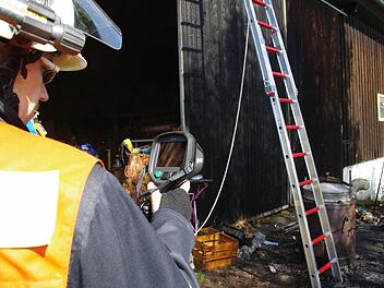 Mit der Wärmebildkamera suchte die Feuerwehr nach dem Löschen nach Glutnestern. Foto: Marco Meißner