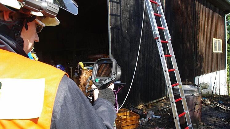 Mit der Wärmebildkamera suchte die Feuerwehr nach dem Löschen nach Glutnestern. Foto: Marco Meißner
