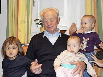 Georg Vogler mit seinen drei Urenkelkindern Foto: privat