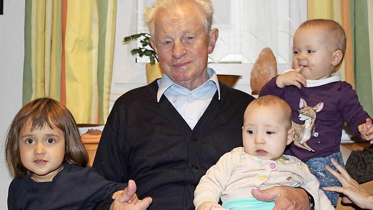 Georg Vogler mit seinen drei Urenkelkindern Foto: privat