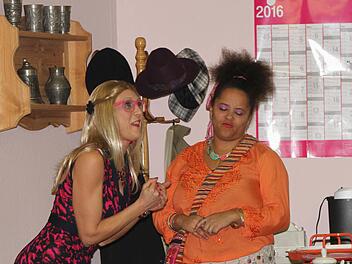 Sekretärin Silke Bond (Martina Freisinger) macht gemeinsame Sache mit Zirkusdirektorin Samira Shubandar (Natasha John; rechts). Foto: Günther Geiling