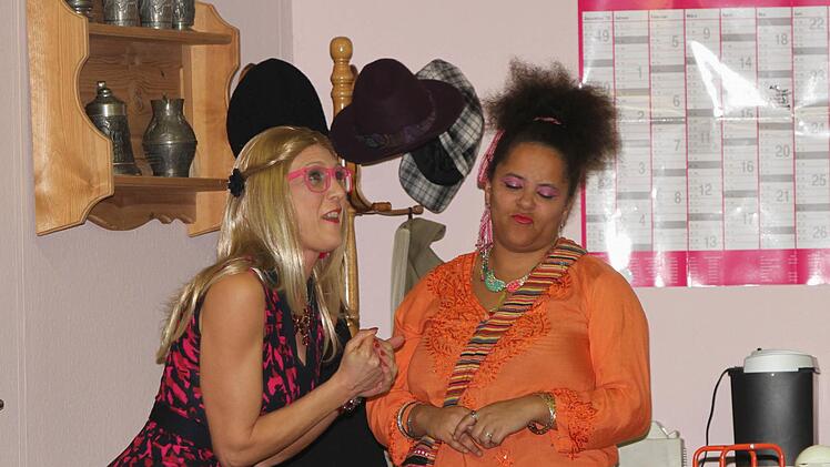 Sekretärin Silke Bond (Martina Freisinger) macht gemeinsame Sache mit Zirkusdirektorin Samira Shubandar (Natasha John; rechts). Foto: Günther Geiling