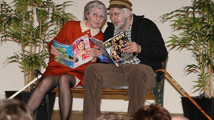 Ramona Schneiderbanger (links) und Robert Nagy (rechts mit ihrem Sketch als "älteres Ehepaar" Foto: Günther Geiling