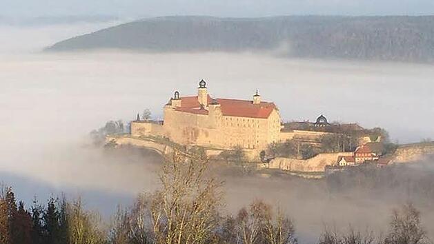 Marathon mit Aussicht: Den Wanderern bieten sich immer wieder sch&ouml;ne Ausblicke auf die Plassenburg. Unser Bild entstand beim Erkunden eines Teilst&uuml;cks vom Rehturm aus. Foto: Markus Franz/Frankenwald-Tourismus