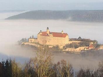 Marathon mit Aussicht: Den Wanderern bieten sich immer wieder schöne Ausblicke auf die Plassenburg. Unser Bild entstand beim Erkunden eines Teilstücks vom Rehturm aus. Foto: Markus Franz/Frankenwald-Tourismus
