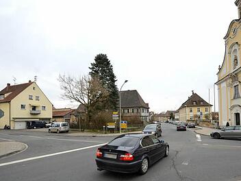An der Kreuzung vor der Elisabethenkirche in Scheßlitz soll eine Ampel zukünftig den Verkehr regeln. Doch wehren sich Bürger dagegen. Sie fürchten, dass sich dadurch die Verkehrsproblematik eher noch verschärfen wird.  Foto: Ronald Rinklef