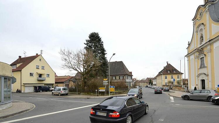 An der Kreuzung vor der Elisabethenkirche in Scheßlitz soll eine Ampel zukünftig den Verkehr regeln. Doch wehren sich Bürger dagegen. Sie fürchten, dass sich dadurch die Verkehrsproblematik eher noch verschärfen wird.  Foto: Ronald Rinklef