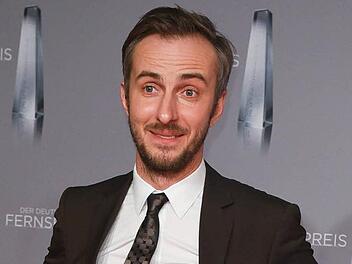 ARCHIV - Satiriker und Moderator Jan B&ouml;hmermann kommt am 13.01.2016 in D&uuml;sseldorf (Nordrhein-Westfalen) zur Verleihung des Deutschen Fernsehpreises. Foto: Henning Kaiser/dpa