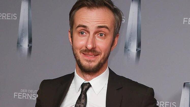 ARCHIV - Satiriker und Moderator Jan B&ouml;hmermann kommt am 13.01.2016 in D&uuml;sseldorf (Nordrhein-Westfalen) zur Verleihung des Deutschen Fernsehpreises. Foto: Henning Kaiser/dpa