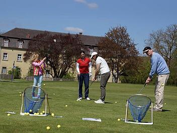 Familie Linhos hatte richtig Spaß am Golfen. Yvonne Hiltscher (2. v.l.) gibt Ratschläge. Foto: Anton Then