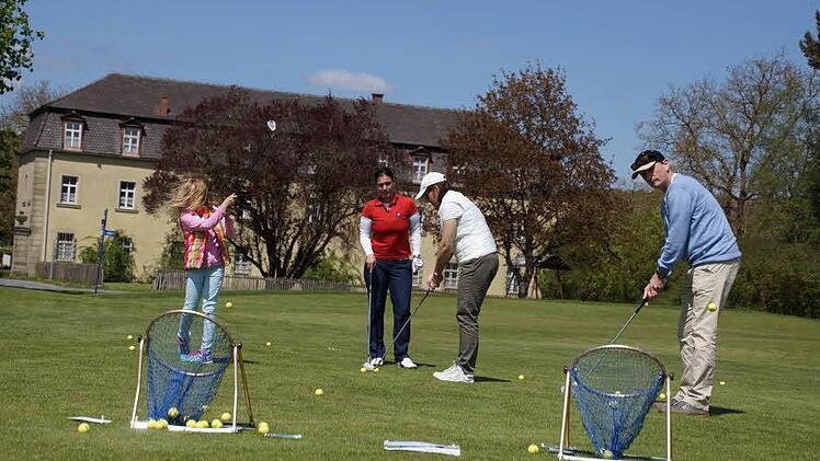 Familie Linhos hatte richtig Spaß am Golfen. Yvonne Hiltscher (2. v.l.) gibt Ratschläge. Foto: Anton Then