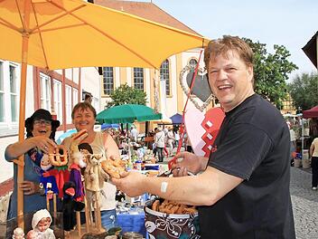 Marktorganisator Peter Braun verteilte zum Trödelmarkt-Jubiläum Brezeln an alle seine Aussteller. Conny Freiberg (links) und Christel Schmitt freuen sich über diese Aufmerksamkeit. Fotos: Heike Beudert