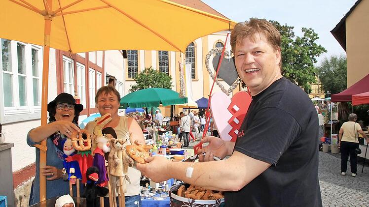 Marktorganisator Peter Braun verteilte zum Trödelmarkt-Jubiläum Brezeln an alle seine Aussteller. Conny Freiberg (links) und Christel Schmitt freuen sich über diese Aufmerksamkeit. Fotos: Heike Beudert
