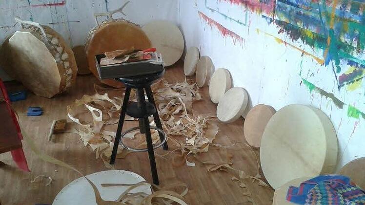 Schamane Horst Aulinger baut in seiner Werkstatt seine eigenen Trommeln. Deren Durchmesser reichen von 30 cm bis zu einem Meter. Foto: privat