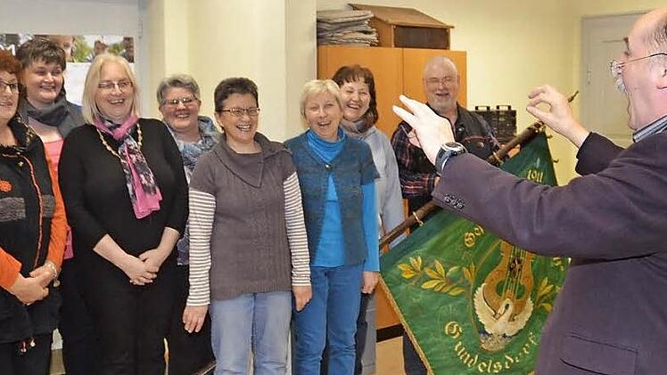 Große Hoffnung setzt der Gesangverein "Liederkranz" Gundelsdorf in die Frauen, die nun zusammen mit sechs Männern einen gemischten Chor bilden werden. Sie strahlen Freude aus und erfreuen sich an der Aufrechterhaltung des aktiven Chores (von links): Renate Schardt, Annette Urban, Monika Förtsch, Renate Quiner, Dorothea Schmidt, Elisabeth Reinhardt, Sabine Porzelt, kommissarischer Vorstand Thomas Umbreit mit der Vereinsfahne und Chorleiter Herbert Clerico. Foto: eh
