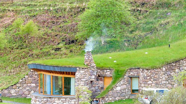 So ähnlich wie dieses Erdhügelhaus in Schottland soll das Wunschhaus des Paars in Warmersdorf einmal aussehen.  Foto: The Brochs of Coigach