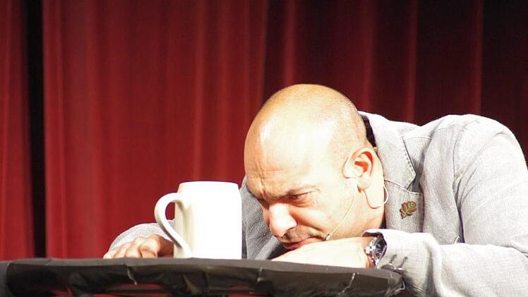 Django Asül   brauchte bei seinem Auftritt im Bad Kissinger Kurtheater nicht viele Requisiten. Ein Stehtisch und ein Krug genügen. Foto:Klaus Werner