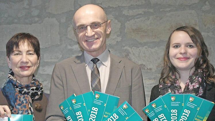 Der neue Veranstaltungskalender des Landkreises Haßberge für 2018 ist da. Die neue Broschüre präsentieren (von links) Kulturbeauftragte Renate Ortloff, Landrat Wilhelm Schneider und die Assistentin der Kreisentwicklung, Melanie Lurz.  Foto: Moni Göhr/Landratsamt Haßberge