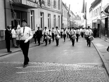 Für Karl-Heinz Schalk  ist es das erste Foto der Freundschaft: Der Spielmannszug der Herzogenauracher Feuerwehr  begibt sich in der Partnerstadt auf den Weg zur 100-Jahr-Feier der Wolfsberger Wehr.  Schalk war damals Spielmannszug-Führer (vorne). privat