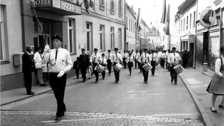 Für Karl-Heinz Schalk  ist es das erste Foto der Freundschaft: Der Spielmannszug der Herzogenauracher Feuerwehr  begibt sich in der Partnerstadt auf den Weg zur 100-Jahr-Feier der Wolfsberger Wehr.  Schalk war damals Spielmannszug-Führer (vorne). privat