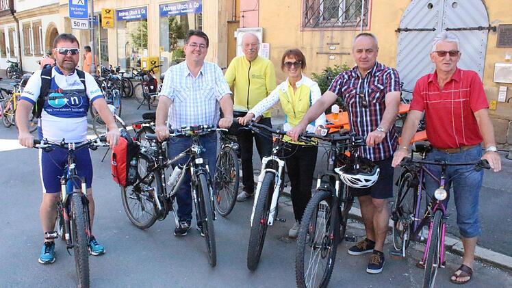 Mit dabei waren von links  Stadtrat Georg Sch&uuml;tz, B&uuml;rgermeister Udo Dauer, vom  ADFC Frank Wessel, B&uuml;rgermeisterin Christine Frie&szlig;, BGM Robert H&uuml;mmer und Zweiter  B&uuml;rgermeister Hans Schott Roland Dietz