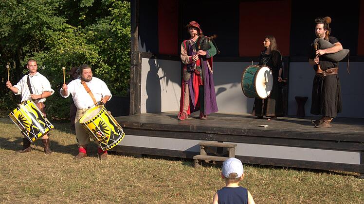 Was machen die denn da für eine Musik? Scheint sich dieser kleine Junge beim Lauschen der Marktmusik von "Fremitus" (auf der Bühne) zu fragen. Foto: Bettina Knauth