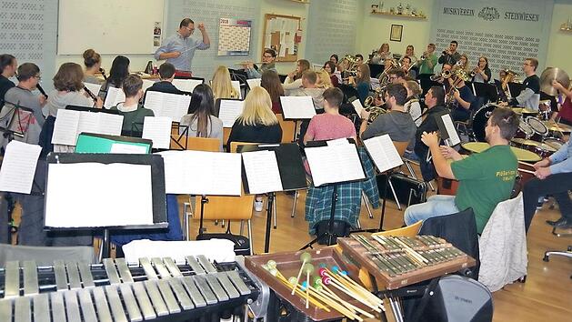Das Kreisauswahlorchester Kronach probt mit Kreisdirigent Roman Steiger f&uuml;r das Benefizkonzert. Foto: Heike Sch&uuml;lein