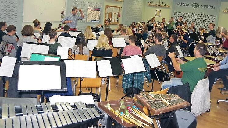 Das Kreisauswahlorchester Kronach probt mit Kreisdirigent Roman Steiger für das Benefizkonzert. Foto: Heike Schülein