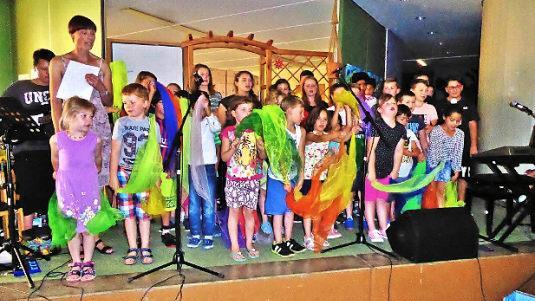 "Regenbogenfarben" hei&szlig;t das zum Nachdenken anregende Lied von Kerstin Ott, das die Sch&uuml;ler gemeinsam pr&auml;sentierten. &nbsp; Foto: Bernd Kleinert