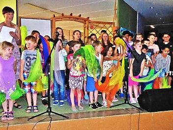 "Regenbogenfarben" heißt das zum Nachdenken anregende Lied von Kerstin Ott, das die Schüler gemeinsam präsentierten.   Foto: Bernd Kleinert