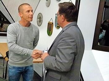 Daniel Bloch (links) wird vom Bürgermeister Jürgen Wittmann als Feldgeschworener vereidigt. Foto: Lothar Weidner