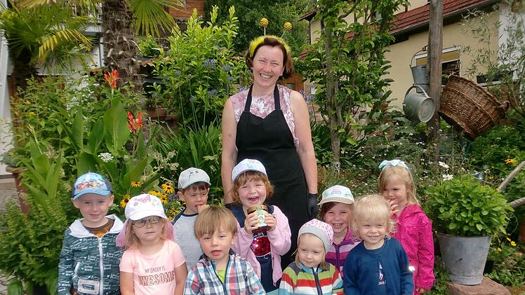 Imkerin Agnieszka Brand zeigte den Kindern ihre Arbeit mit den Bienen.