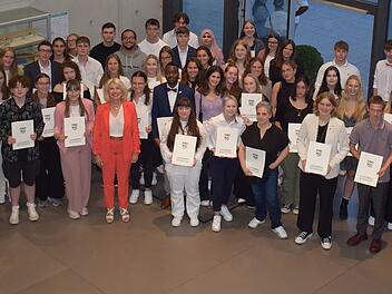 Landkreis Kitzingen: Beste Abschlusssch&uuml;ler ausgezeichnet - "Ihnen stehen alle T&uuml;ren offen"