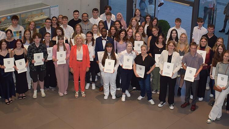 Landkreis Kitzingen: Beste Abschlusssch&uuml;ler ausgezeichnet - "Ihnen stehen alle T&uuml;ren offen"