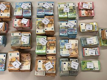 Erneut großer Geldfund auf A3: Polizei findet 500.000 Euro in Auto-Schmuggelversteck
