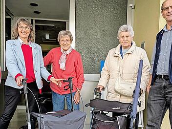 Seniorenbeauftragter Edgar Kast und Theresia Schodorf-Friedrich (links) sowie Gäste mit Rollator.