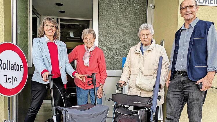 Seniorenbeauftragter Edgar Kast und Theresia Schodorf-Friedrich (links) sowie Gäste mit Rollator.