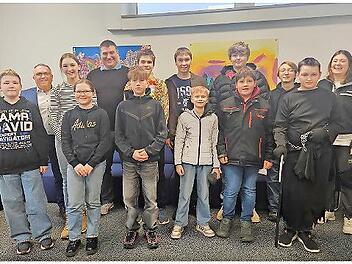 Elf der 14 Preistr&auml;gerinnen und Preistr&auml;ger zusammen mit Schulleiter Reck und den Lehrkr&auml;ften Scherzer und M&uuml;hl, teilweise in kreativen Faschingsverkleidungen, da am Tag der Ehrung an der Schule Fasching gefeiert wurde. So verband sich die Freude ...