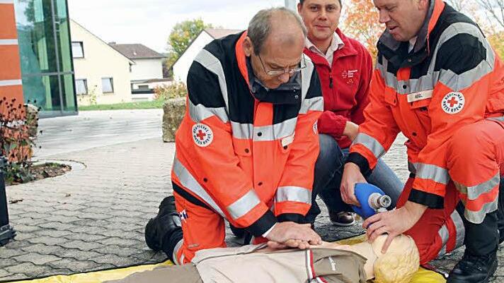 Die Rettungswache Ebern des Bayerischen Roten Kreuzes demonstrierte  Einsätze, hier anhand einer Puppe.
