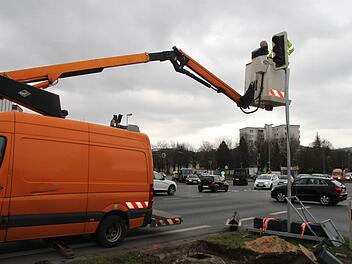 Gestern wurde dieser Signalmast an der Kreuzung beim Marco-Getränkemarkt ausgetauscht. Foto: Alexander Hartmann