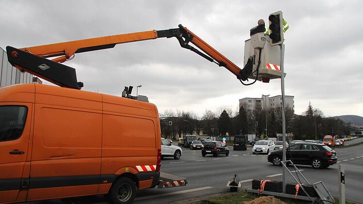 Gestern wurde dieser Signalmast an der Kreuzung beim Marco-Getränkemarkt ausgetauscht. Foto: Alexander Hartmann