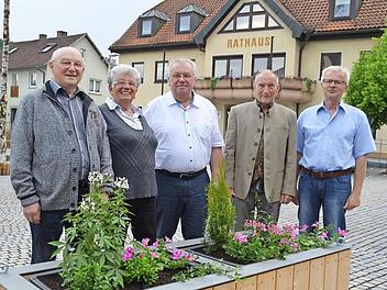 Der einzig schöne Moment der diesjährigen Jahreshauptversammlung beim Gartenbauverein. Alois Gärtner (von links), Theresia Höchemer und Rudolf Scheuplein wurden für ihre 40-jährige Vereinszugehörigkeit von Hubert Kober vom Kreisverband und Vereinsvorsitzenden Siegfried Höchemer geehrt.  Foto: Kathrin Kupka-Hahn